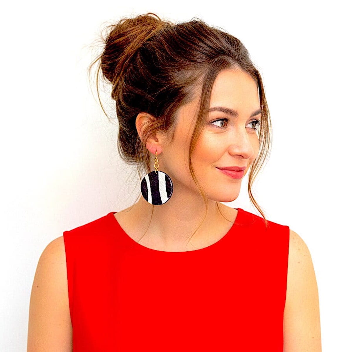 boucles d'oreilles Savane en cuir imprimé zèbre pose